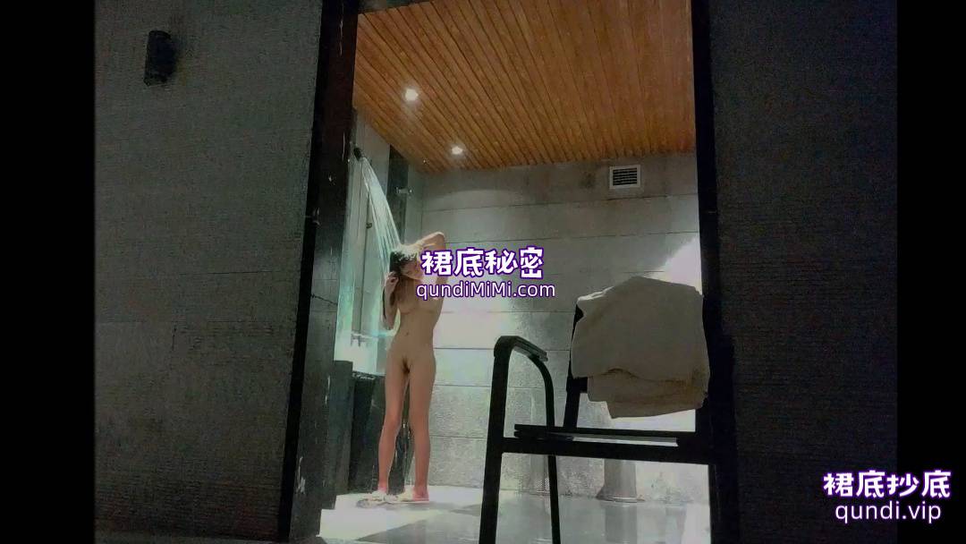 澡堂子内部员工偷拍几位大奶子少妇洗澡-21