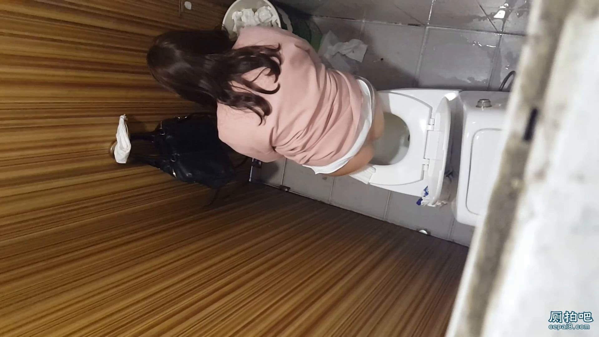 上帝视角宾馆连拍多位高颜值美女上厕所-6