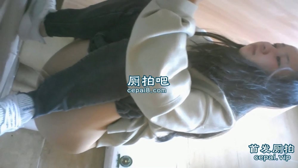 办公楼女厕全景偷拍多位美女职员的极品小黑鲍-10