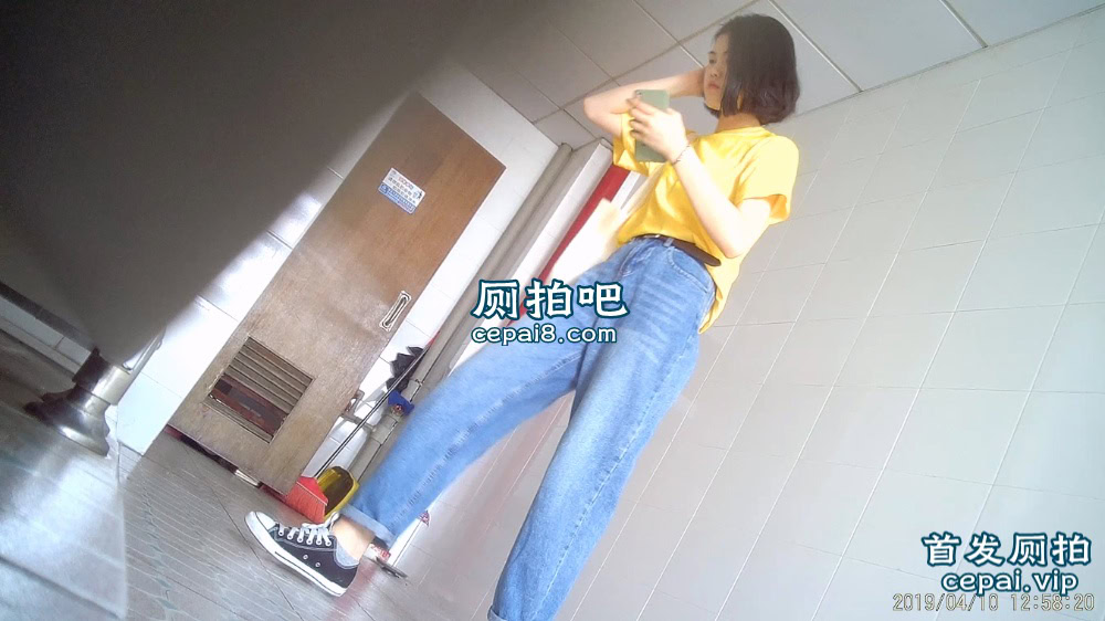 潜入某写字楼女厕全景偷拍女白领上厕所 被妹子发现了在门口打电话叫人-9